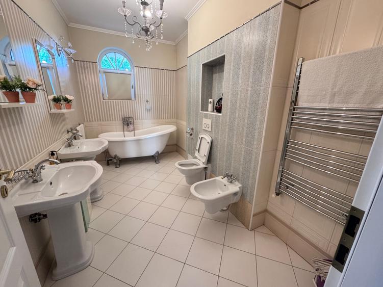 Casă individuală cu 6 camere cu Piscina în Metalurgiei