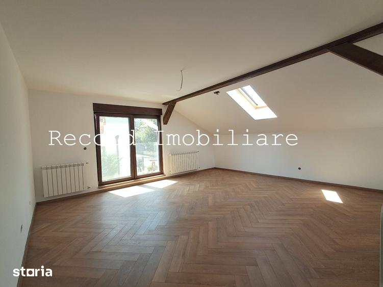 Casă cu 6 camere cu Teren 227 Mp în Gruia