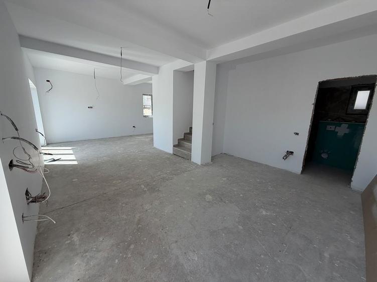 Duplex cu 4 camere cu Canalizare în Dobroești