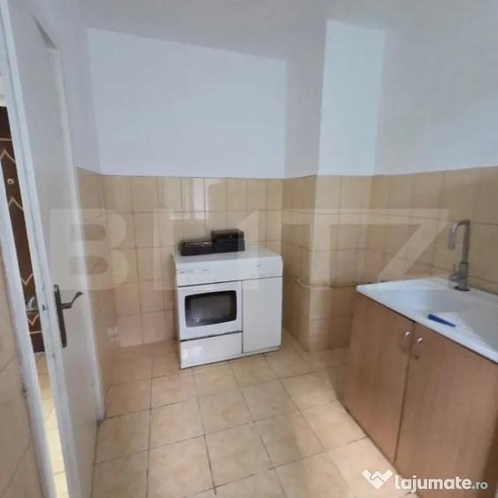 Apartament cu 3 camere semidecomandat în Central