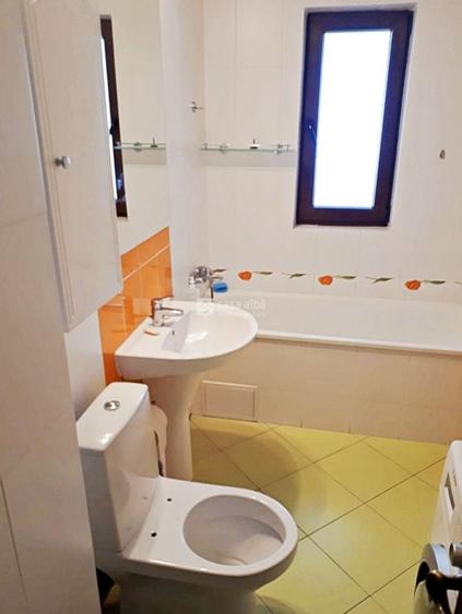 Apartament cu 2 camere semidecomandat, mobilat în Central