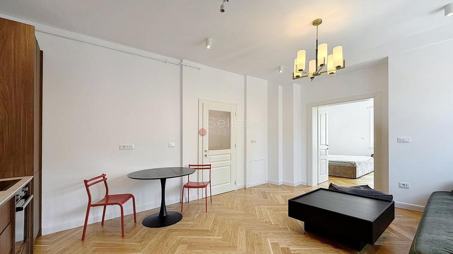 Apartament cu 3 camere semidecomandat, mobilat în Central