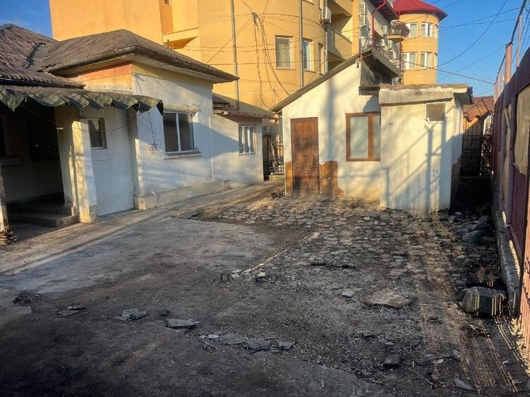 Casă individuală cu 8 camere cu Teren 481 Mp în Central
