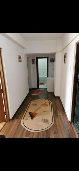 Apartament cu 3 camere semidecomandat, mobilat în Central
