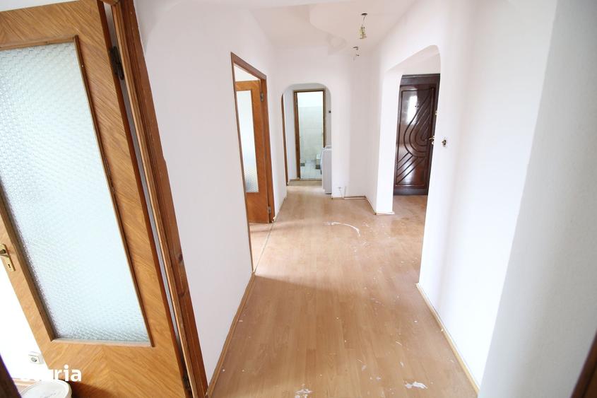 Apartament cu 4 camere decomandat în Micro 17