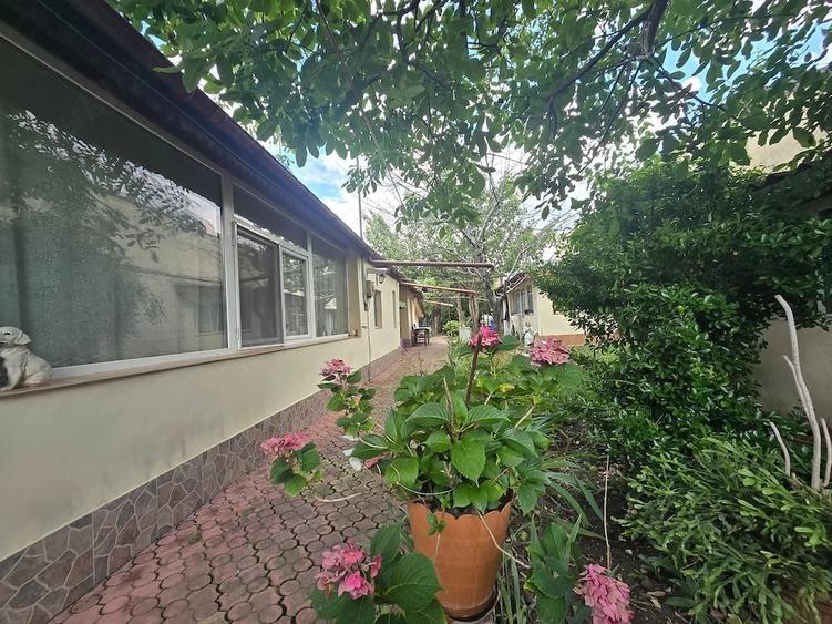 Casă cu 5 camere cu Teren 600 Mp în Andronache