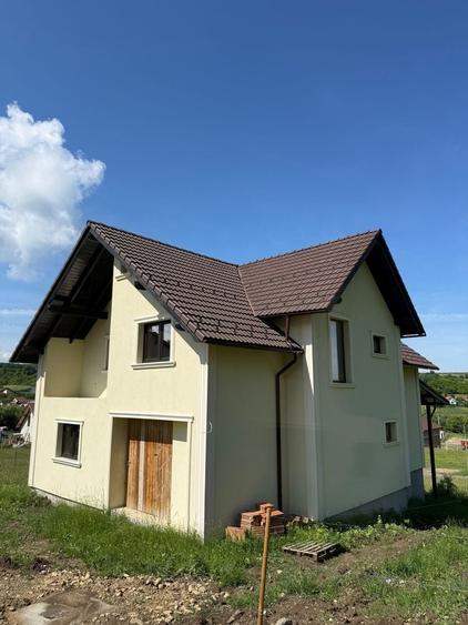 Casă cu 4 camere în Slimnic