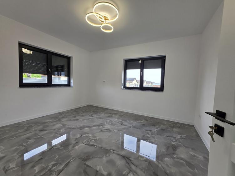 Casă individuală cu 4 camere cu Teren 500 Mp în Cristian