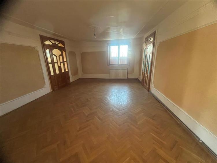 Casă individuală cu 13 camere cu Teren 1000 Mp în Est