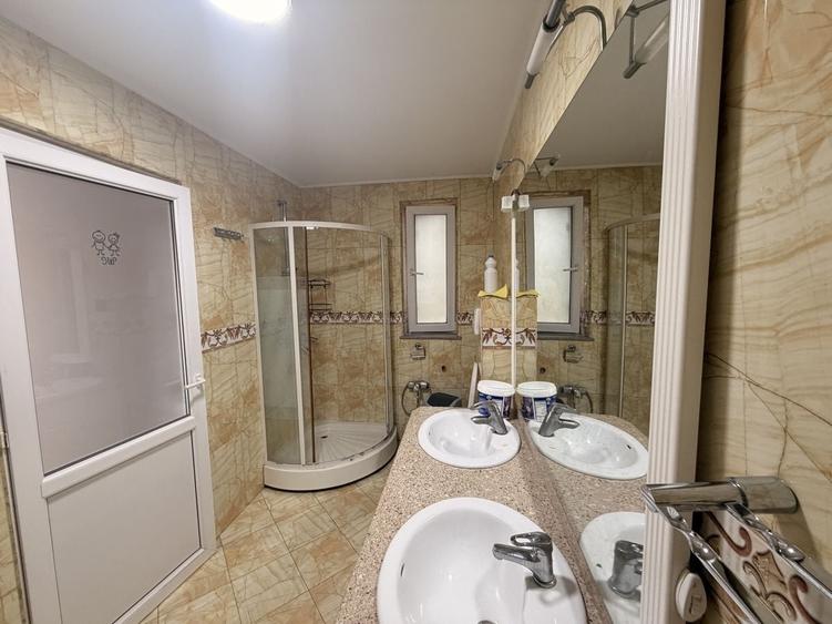 Casă individuală cu 9 camere cu Teren 300 Mp în Otopeni