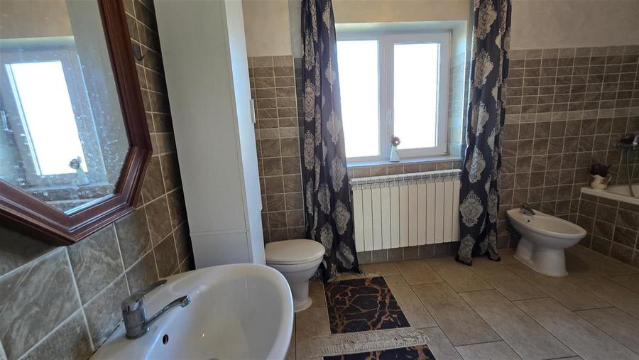 Casă individuală cu 7 camere cu Teren 2167 Mp în Rușii-Mănăstioara
