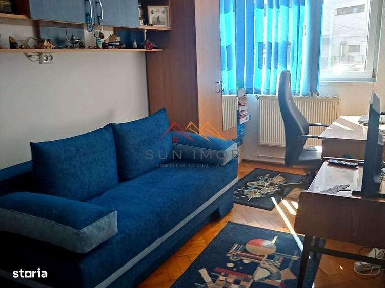 Apartament cu 3 camere semidecomandat în Piața Centrală