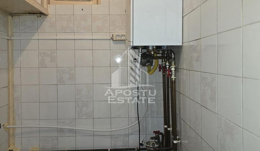 Apartament cu 4 camere semidecomandat în Aradului