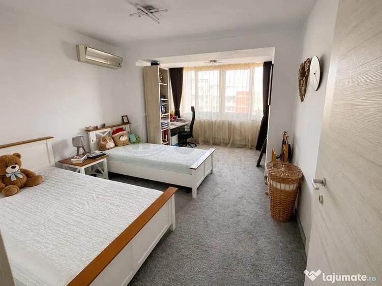Apartament cu 4 camere decomandat în Băneasa