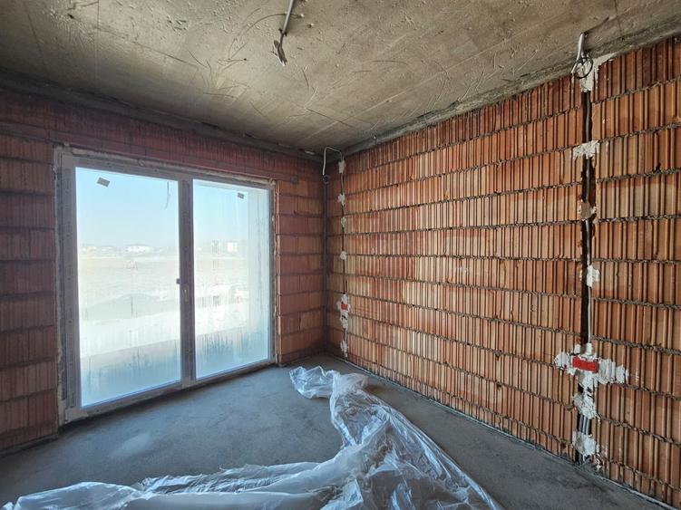 Apartament cu 3 camere decomandat în Moșnița Veche