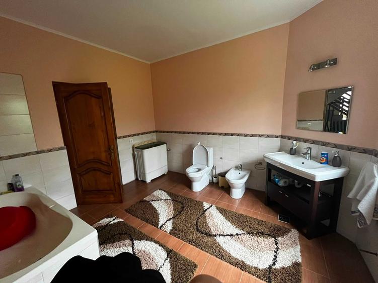 Casă cu 4 camere în Central