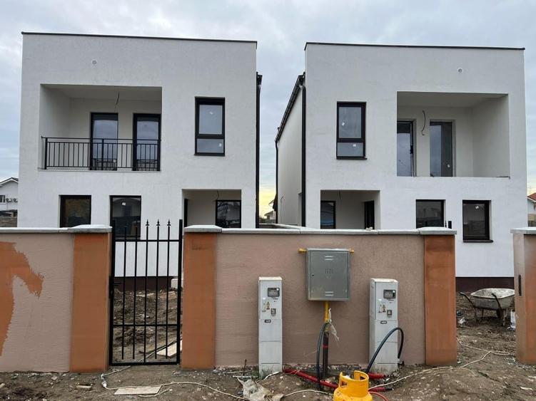 Duplex cu 3 camere cu Canalizare în Bucovăț (Dumbrava)