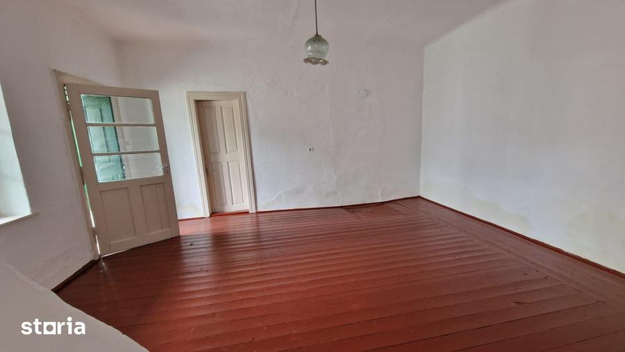 Casă cu 8 camere cu Teren 3651 Mp în Giulvăz