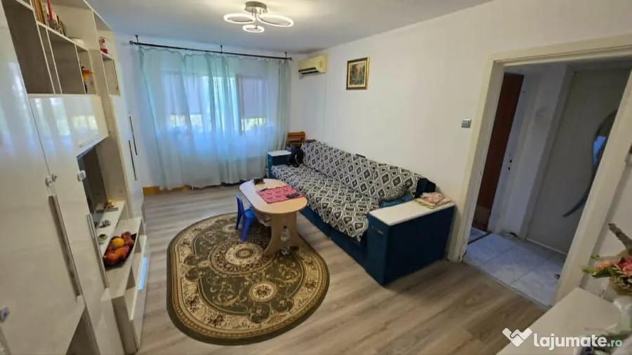 Apartament cu 3 camere semidecomandat în Podu Roș