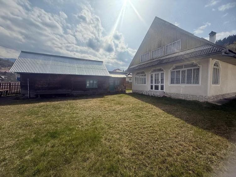 Casă cu Teren 1300 Mp în Ceahlău