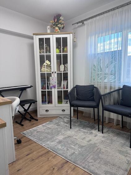 Apartament cu 4 camere decomandat în Petros