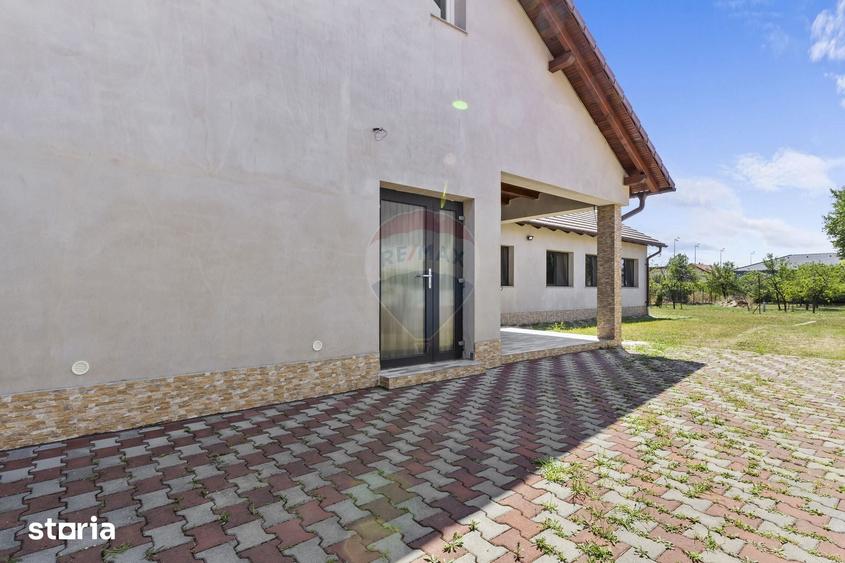 Casă cu 7 camere cu Teren 1363 Mp în Sânnicolau Mic