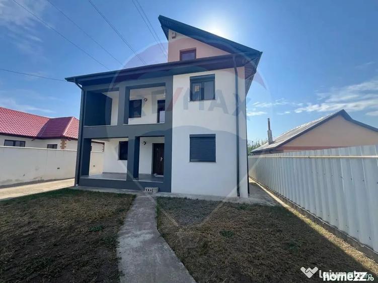 Casă cu 4 camere cu Teren 300 Mp în Central