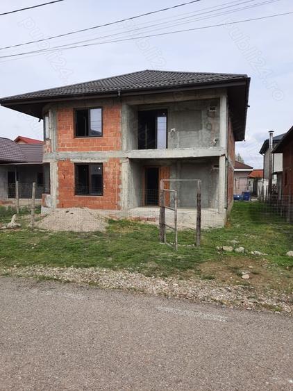 Casă cu 4 camere cu Teren 300 Mp în Căpățânești
