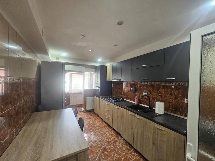 Apartament cu 4 camere decomandat în Milcov
