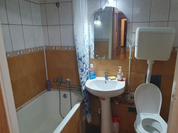 Apartament cu 3 camere semidecomandat în Drumul Taberei