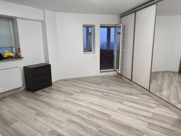Apartament cu 3 camere decomandat în Trocadero