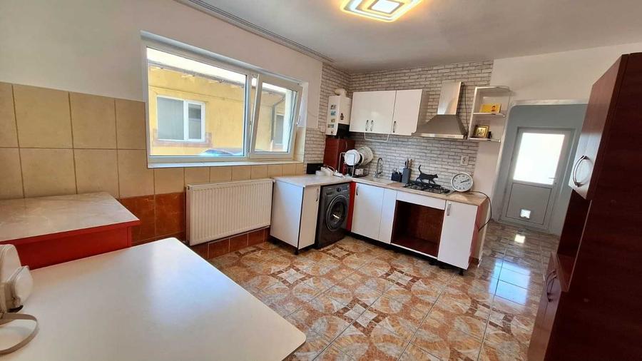 Casă cu 3 camere cu Teren 200 Mp în Central