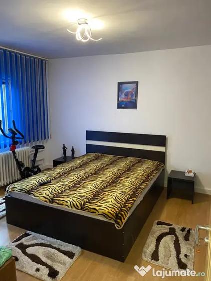 Apartament cu 4 camere decomandat în Central