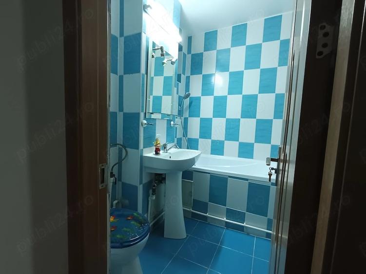 Apartament cu 3 camere semidecomandat în Micro 17
