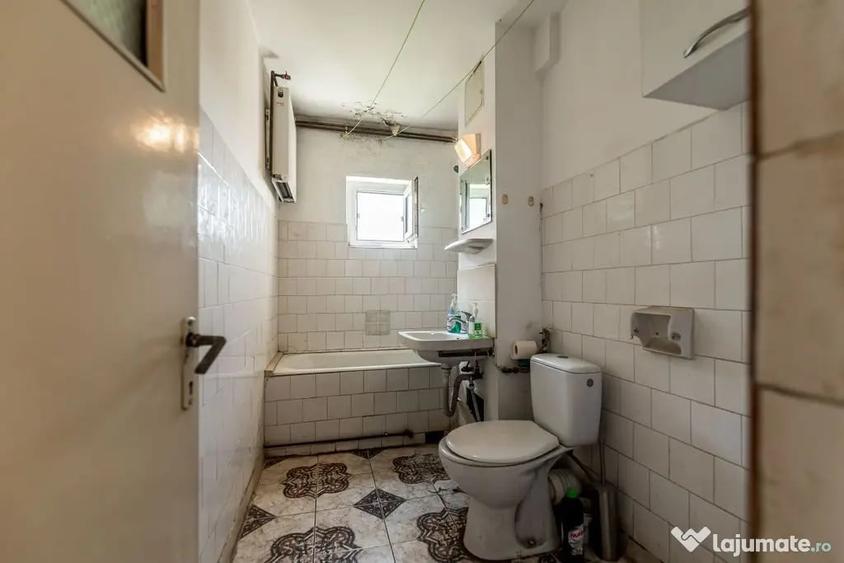 Apartament cu 3 camere semidecomandat în Central