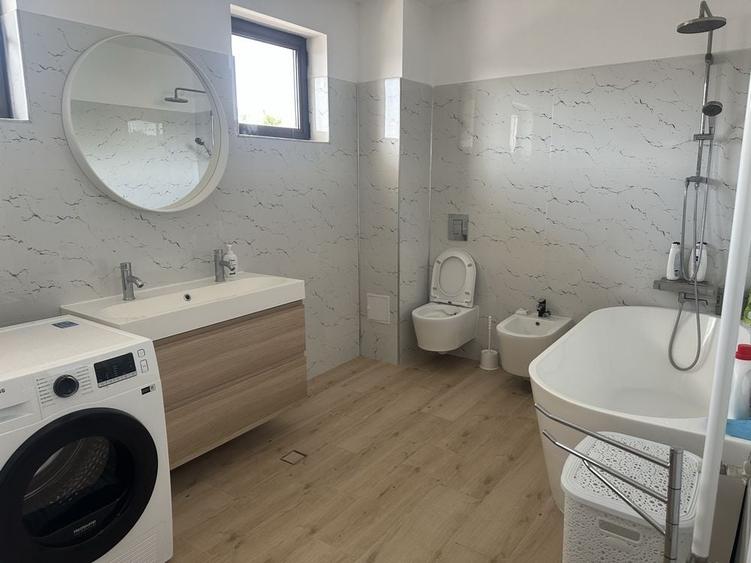 Apartament cu 3 camere decomandat în Rovine