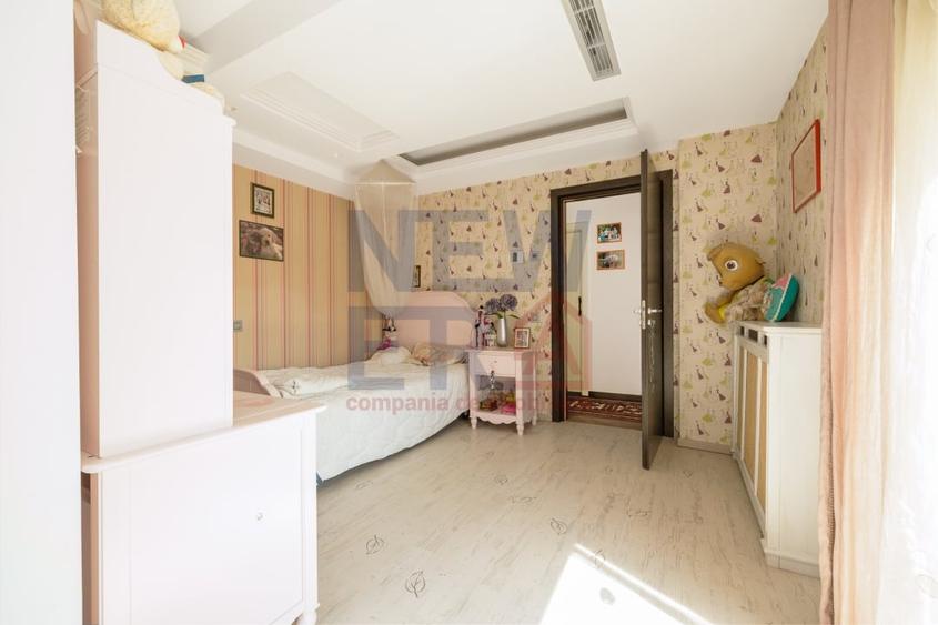 Casă individuală cu 6 camere cu Piscina în Est