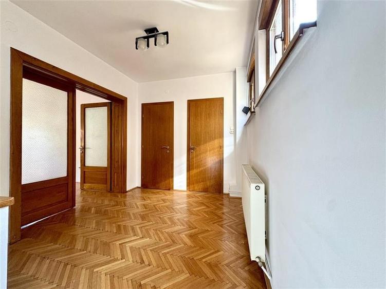 Casă individuală cu 7 camere cu Teren 382 Mp în Ultracentral