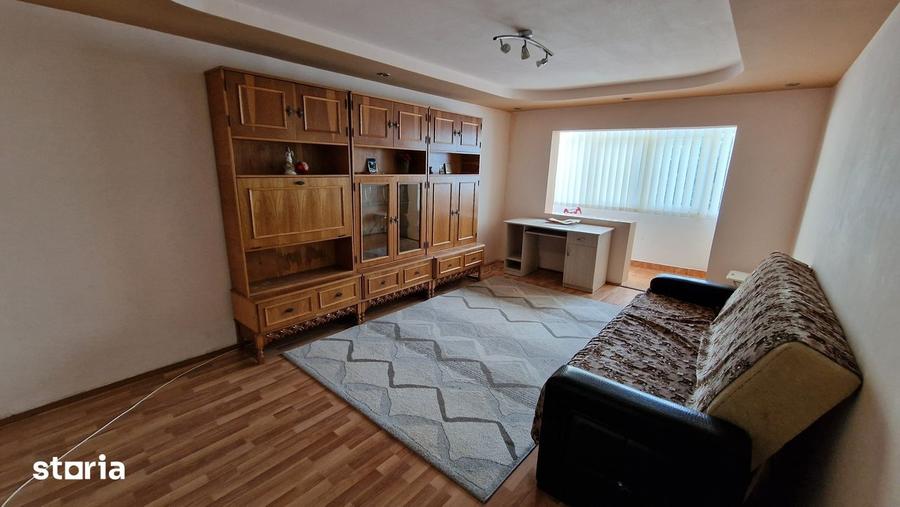 Apartament cu 3 camere în Craiovița Nouă