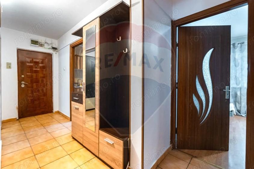 Apartament cu 3 camere decomandat în Tractorul