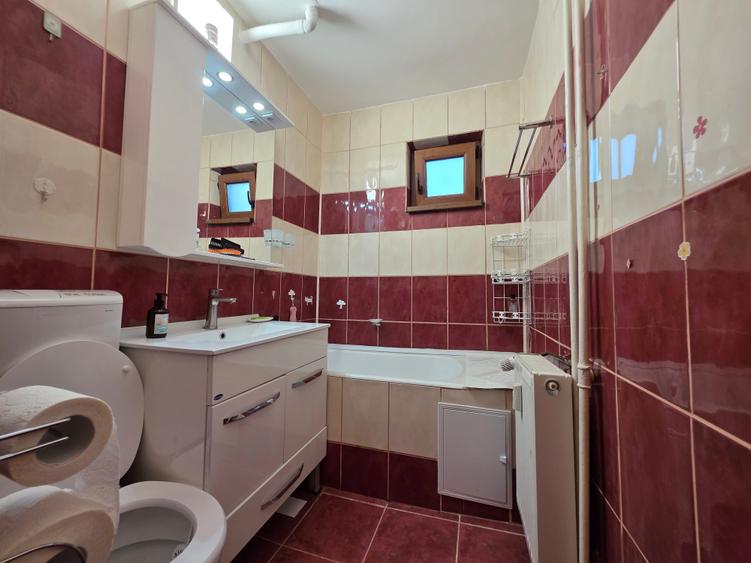 Apartament cu 3 camere semidecomandat în Giurgiului