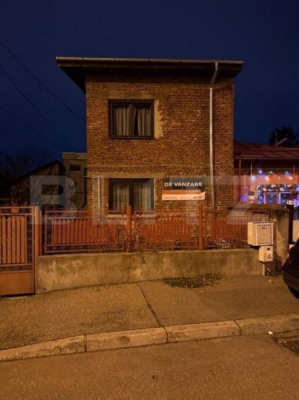 Casă individuală cu 6 camere cu Canalizare în Est