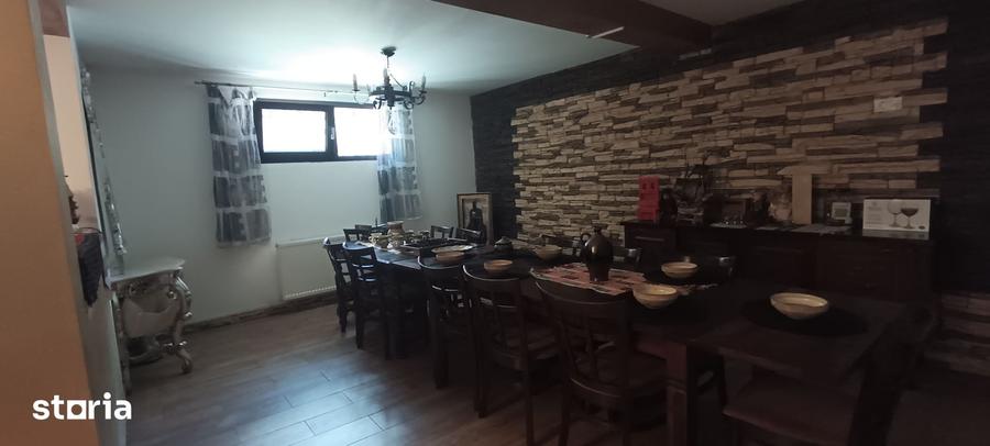 Casă cu 10 camere cu Teren 1274 Mp în Calea București