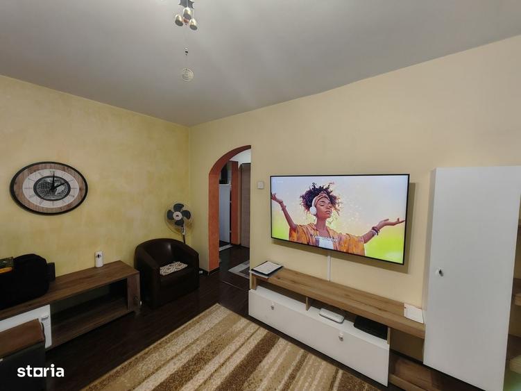Apartament cu 3 camere decomandat în Cornișa