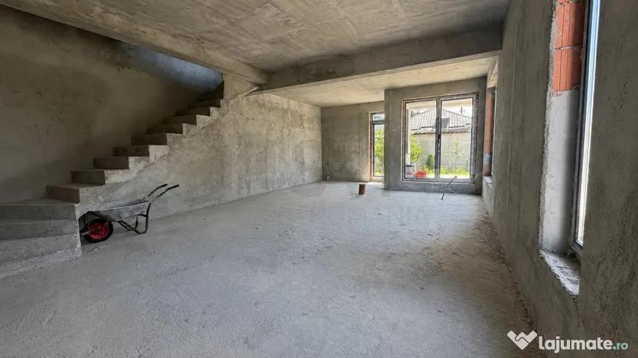 Casă cu 5 camere cu Teren 252 Mp în Central