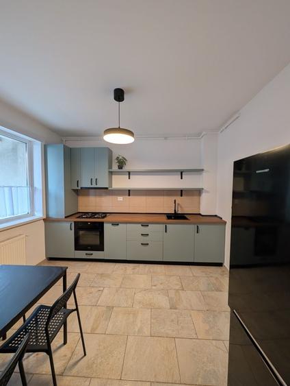 Apartament cu 3 camere semidecomandat în Calea Dumbrăvii