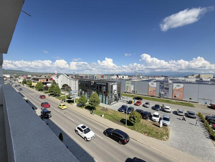 Apartament cu 3 camere semidecomandat în Est