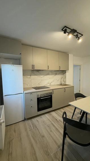 Apartament cu 3 camere semidecomandat, mobilat în Central