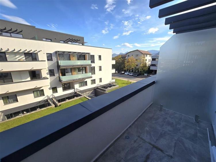 Apartament cu 2 camere decomandat, mobilat în Tractorul