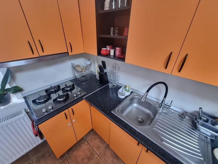 Apartament cu 3 camere decomandat, mobilat în Poarta 6